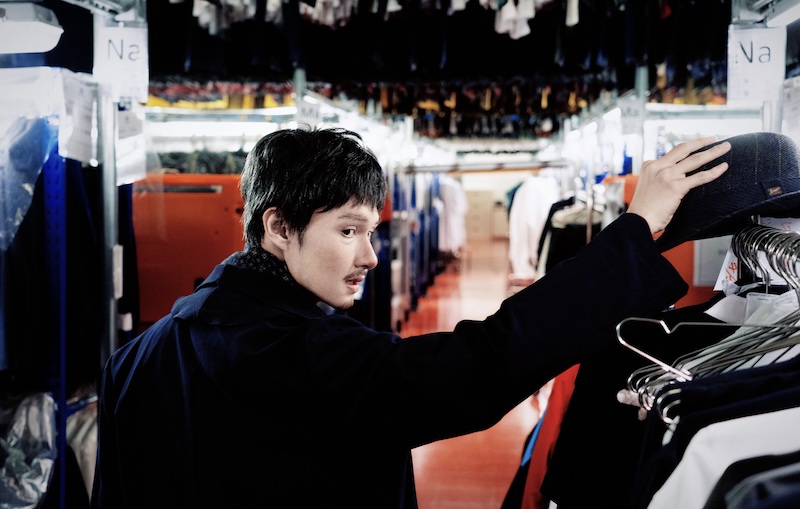 SEVENTEENのジュンが老人に！？華麗な変装で警察を翻弄する『シャドウズ・エッジ』痛快本編シーン