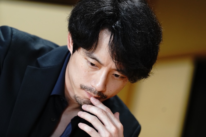 坂口健太郎が感極まり涙する姿も！秘蔵メイキングやインタビューを特別公開『盤上の向日葵』スペシャル映像QRコード付き上映