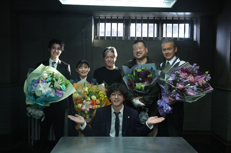 極限の心理戦に爆弾捜索、撮影裏では笑顔満載！？『爆弾』山田裕貴、佐藤二朗ら豪華キャストのメイキング写真初公開