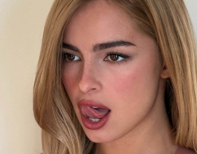 セクシーなボディライン密着ドレス姿をSNSで披露したアディソン・レイ　オリジナル香水が「ドンキ限定」で発売中？