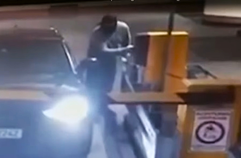 逃走前に「駐車料金をちゃんと払っていた」銀行強盗の姿がカメラに…金庫をドリルで破壊する大胆手口