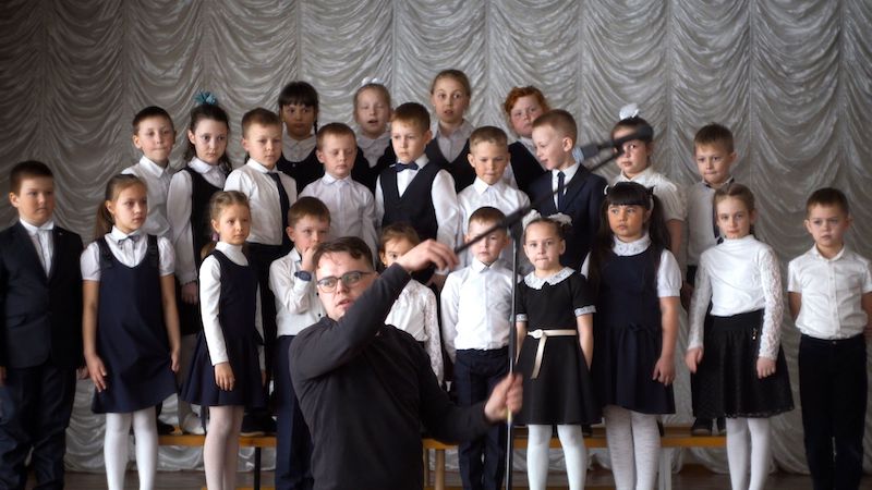 ウクライナ侵攻後からロシアの教育現場で行われている“愛国教育”の実態とは？『Mr. Nobody Against Putin(原題)』