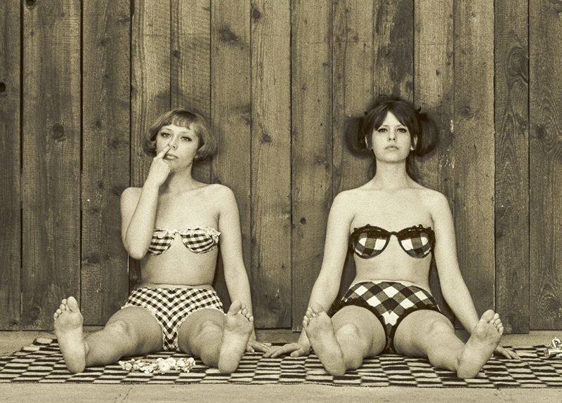 本当に60年前の作品!?「狂ってるのに哲学的」「キュートでドラッギー」なチェコ映画『ひなぎく』４K復活上映