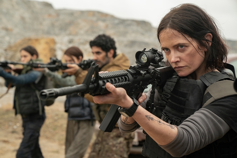 『007』の名監督が「女性兵士の激しい銃撃戦＆暴力」をコッテリ見せつけるアクション『ダーティ・エンジェルズ』