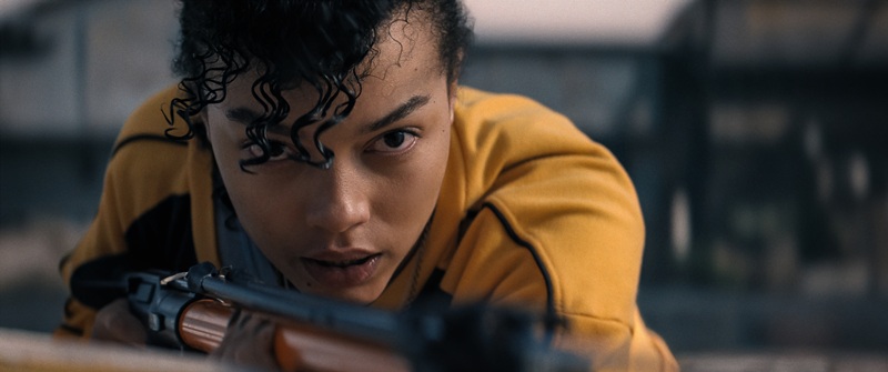 「ポップな性教育アニメ」で世界を二度見させた鬼才監督、新作はNetflixの“多重苦”サメ映画『猛襲』