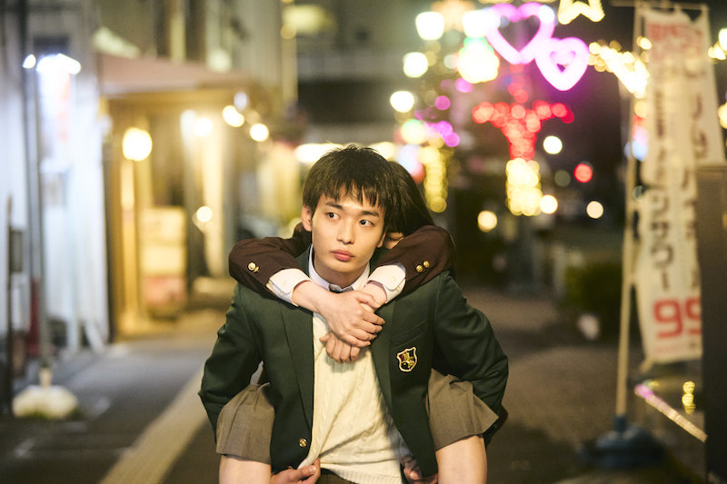 笑顔を封印！“若手俳優最注目の沼男”青木柚、異様な集団に抗う鋭い眼差しで魅了『NEW GROUP』場面写真