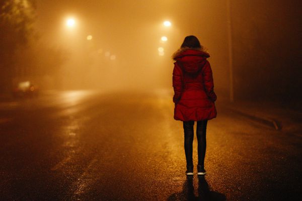 「深夜の田舎道に“立ち尽くす人”が…（怖）」後味最悪！【配信で観たい】失踪・行方不明テーマの胸糞＆反撃スリラー